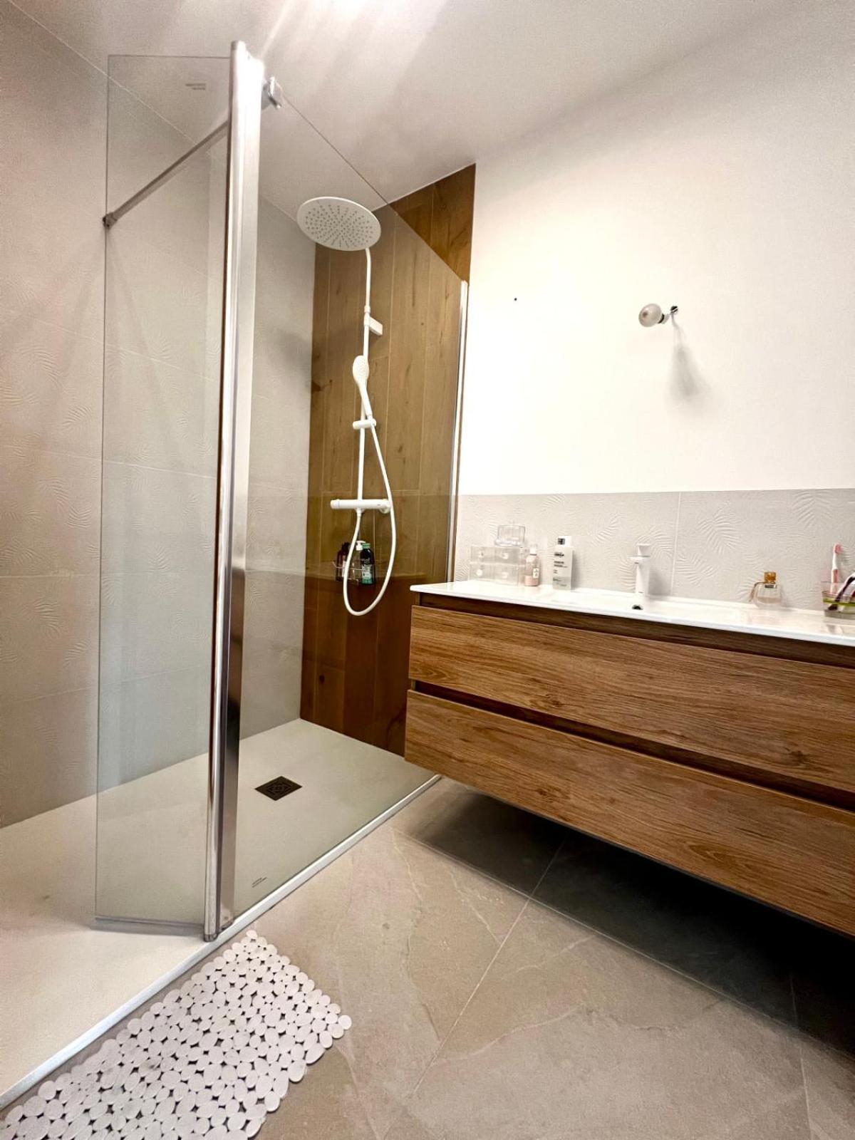 Seafront One Bedroom Apartment With A Terrasse Swimming Pool And A Parking Antibes Exteriör bild